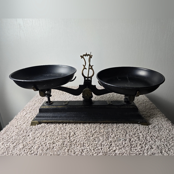 Vintage Black Cast Iron Balance Scale  3K - Picture 1 of 12
